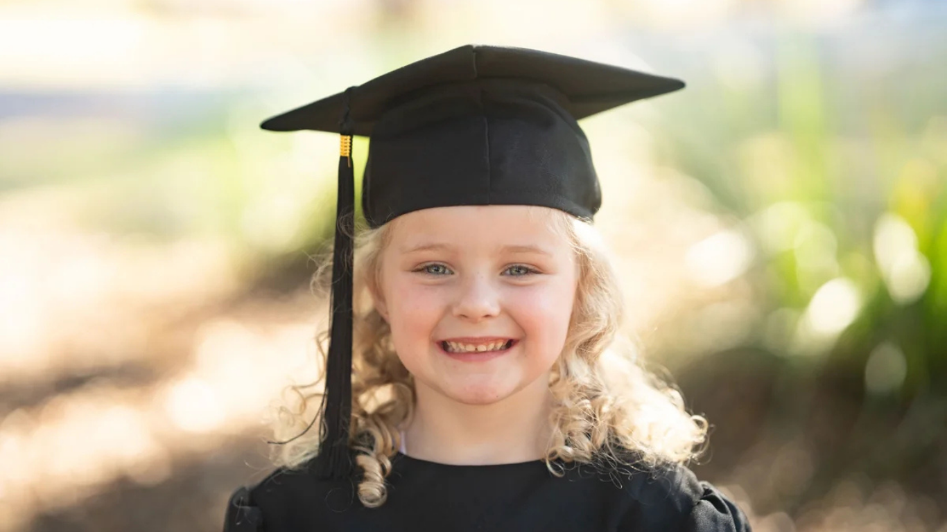 little-stars-photography-grad-portrait-girl.png
